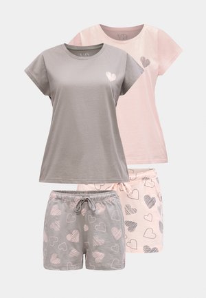 Due set di pigiami da donna con magliette a maniche corte e pantaloncini. Un set è grigio con cuori rosa, l'altro rosa chiaro con cuori grigi.