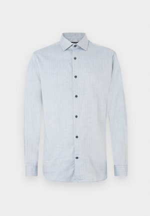 Světlomodrá košile s dlouhým rukávem, texturovaná látka s jemným vzorem, zapínání na knoflíky a tmavé knoflíky. Límcový design s klasickým střihem.
