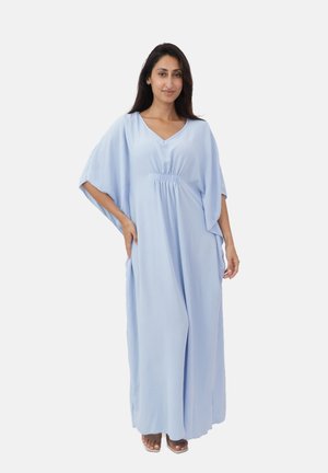 Abito kaftano blu chiaro, lungo fino al ginocchio, con scollo a V, maniche ampie e vita arricciata, caratterizzato da una silhouette fluida e un tessuto testurizzato.