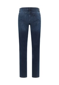 Jeans de mezclilla azul oscuro con un corte recto, bolsillos traseros con una sutil costura en forma de chevrón y una cinturilla suave.