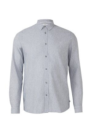 Jasnoszara koszula na długi rękaw zapinana na guziki, z delikatną pionową fakturą, spiczastym kołnierzykiem i standardowymi mankietami, wyświetlana na białym tle.