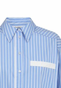 Camicia a righe azzurro chiaro con colletto a punta, chiusura con bottoni, tasca bianca applicata e una texture liscia. Le righe sono strette e uniformemente distanziate.