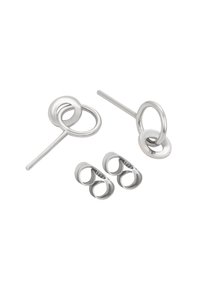 Silvermetalörhängen med två distinkta designer: ett par cirkulära stift och ett par med en loopad, sammanflätad form.