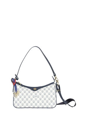 Hvid og marineblå skuldertaske med gentaget logomønster, gulddetaljer og vedhæftede røde og blå båndcharme på hvid baggrund.