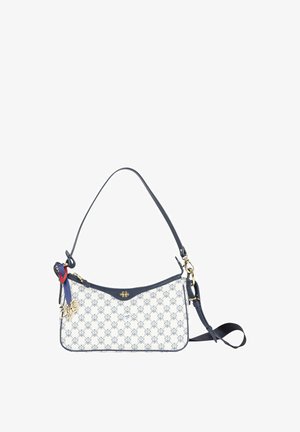 Bílá a námořnicky modrá taška přes rameno s opakujícím se vzorem loga, zlatými akcenty a připevněnými červenými a modrými stužkami na bílém pozadí.