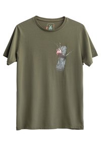 Olijfgroene katoenen t-shirt met een afbeelding van een boom met een vogelhuisje. Korte mouwen, ronde hals en een zachte textuur.
