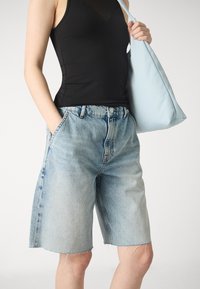 ONLY RUTH LOOSE LONG  - Jeansshorts - light blue denim