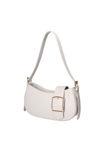 Sac à bandoulière en cuir blanc avec bandoulière ajustable et grand détail de boucle en or sur le rabat avant.