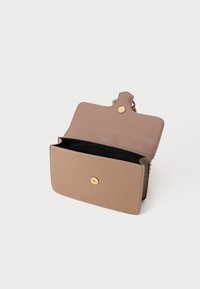 Beige leren schoudertas met gouden kettingband, klep open die een zwarte binnenkant en gouden magneetsluiting toont op een witte achtergrond.