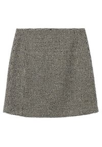 Zwart-witte geblokte skort met een getailleerde pasvorm en rechte zoom. Gemaakt van gestructureerde stof, bevat een klein houndstooth patroon.
