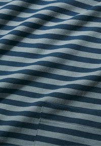 Sötétkék és világosszürke vízszintes csíkos anyag, látható varrással és finom redőkkel.
