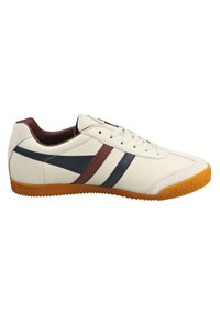 Sneaker in pelle bianca con strisce navy e bordeaux, suola in gomma testurizzata, punta rotonda e collo imbottito per il comfort.