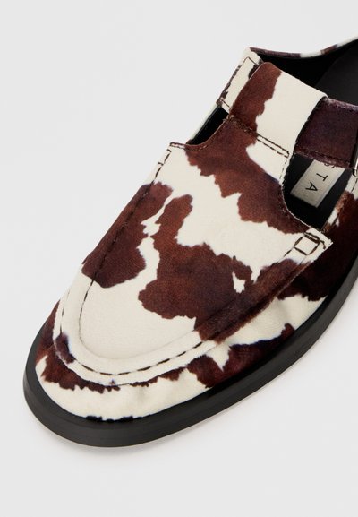 Brun och krämfärgad ko läder slip-on sko med rund tå och utskärning, med en svart gummisula och stickade detaljer.