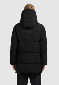 Jachetă puffer neagră cu un design matlasat, glugă și buzunare laterale cu fermoar. Textură netedă și lungime până la mijlocul coapsei.