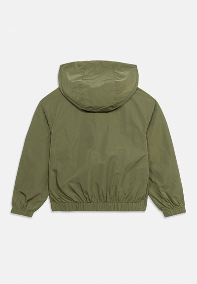 Πράσινο μπουφάν με κουκούλα, διαθέτει ελαστικά μανσέτες και τελείωμα, κατασκευασμένο από λείο, ελαφρύ ύφασμα. Απλός σχεδιασμός χωρίς ορατά μεταλλικά στοιχεία ή διακοσμητικά.