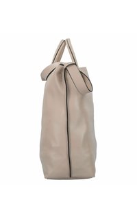 Beżowa skórzana torba na ramię o miękkiej teksturze, z czarnymi przeszyciami i dwiema górnymi uchwytami. Projekt jest minimalistyczny z szerokim otwarciem.