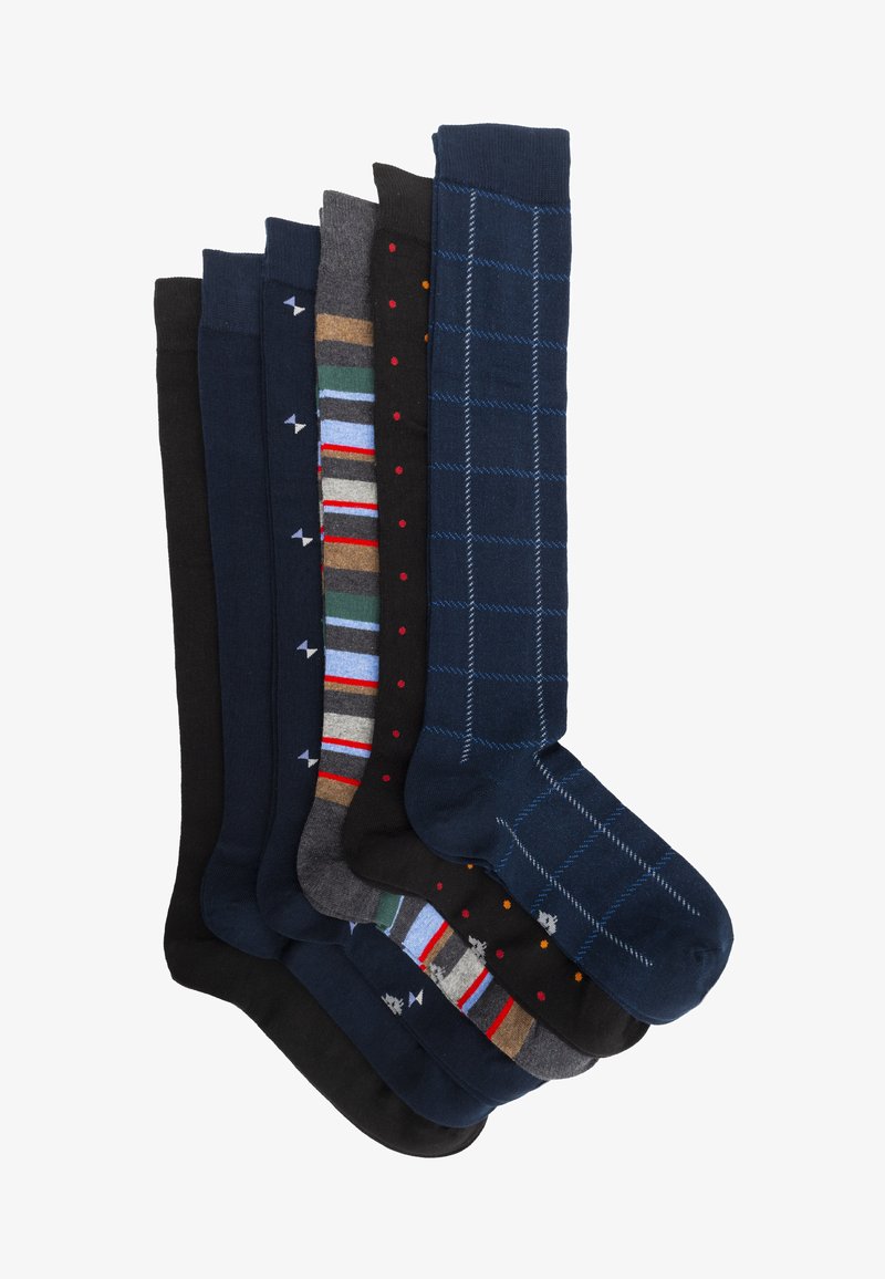Nove paia di calzini con colori solidi e motivi. Include design in navy, nero, grigio, a righe e a quadri. Realizzati in tessuto.