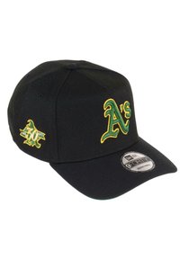 Schwarze Baseballmütze mit verstellbarem Design. Verfügt über das gestickte "A's"-Logo in Grün und Gelb sowie ein Gedenkpatch auf der linken Seite.