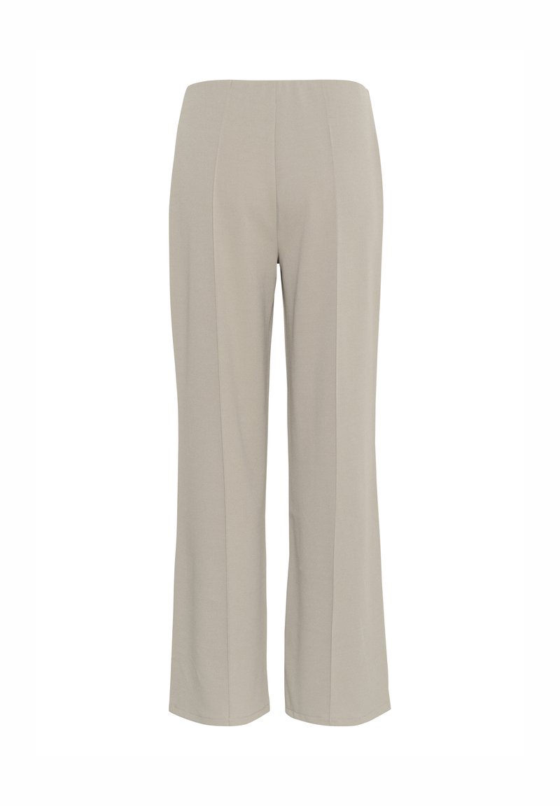 Beige wijde broek gemaakt van een gladde stof, met een rekbare tailleband en subtiele voorplooien voor een extra ontwerpelement.
