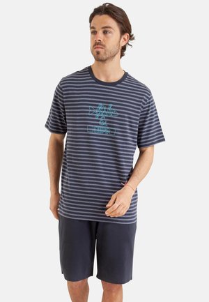 T-shirt rayé navy avec un graphique de texte bleu clair et un col rond, associé à un short foncé. Tissu doux avec une coupe décontractée.