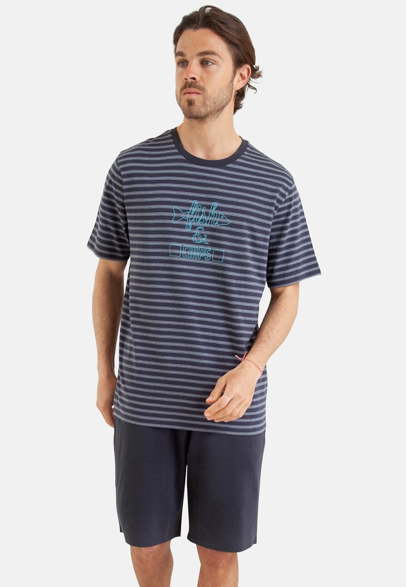 T-shirt rayé navy avec un graphique de texte bleu clair et un col rond, associé à un short foncé. Tissu doux avec une coupe décontractée.