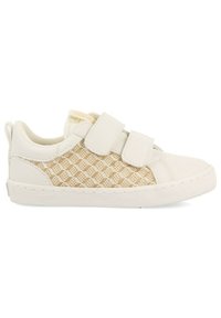Zapatilla blanca con un panel lateral de cuadro beige texturizado, dos correas de velcro, punta redondeada y suela de goma plana.
