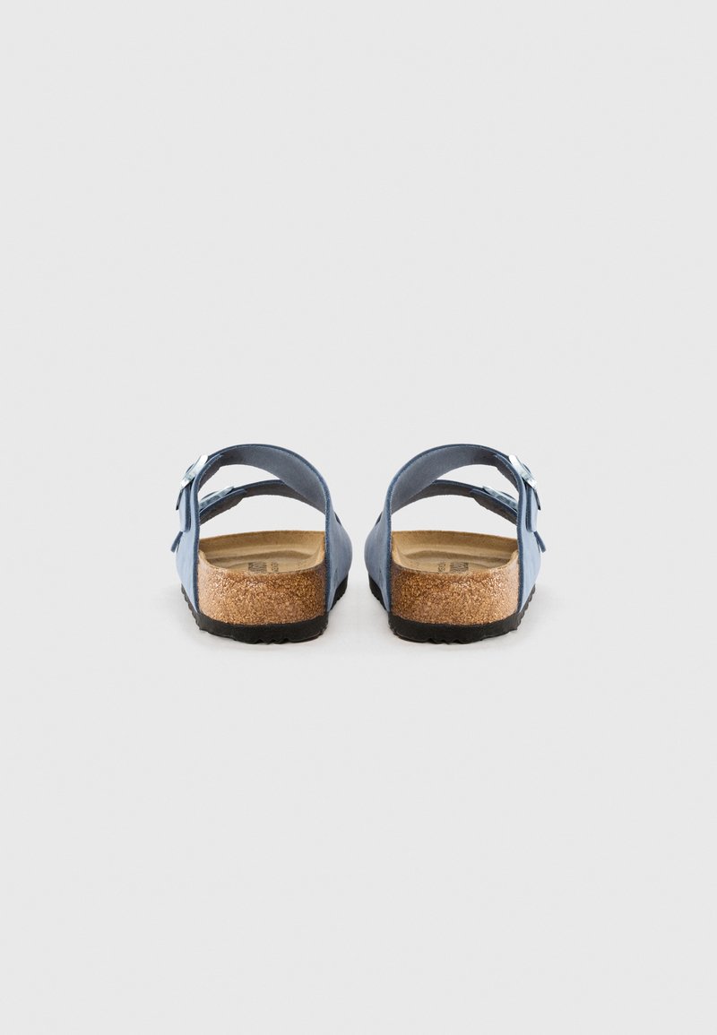 Blaue Sandalen mit offener Ferse, Korkfußbett und flacher schwarzer Sohle. Sie verfügen über verstellbare Riemen und ein glattes synthetisches Obermaterial.