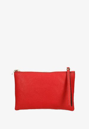 Rode leren clutch met een textuurafwerking, ritsluiting en een polsband. Voorzien van gouden hardwareaccenten en een slanke rechthoekige vorm.