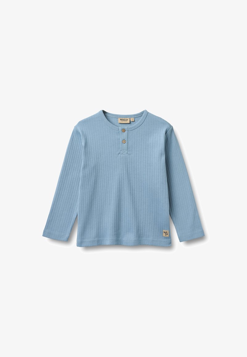 Chemise bleu clair à manches longues, côtelée, avec un col rond, une patte de boutonnage à trois boutons et une petite étiquette tissée à l'ourlet.