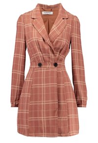 Růžový blazer šaty s károvaným vzorem, s dlouhými rukávy, dvouřadovým zapínáním vpředu a dvěma černými knoflíky v pase.