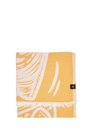 Gefalteter gelb-weiß gemusterter Stoff mit Fransen am Rand und einem kleinen schwarzen Etikett an der Seite.