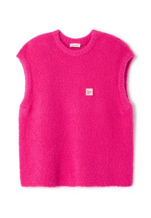 Pull sans manches rose duveteux en matière douce, avec un col rond et une petite étiquette de marque sur le devant.