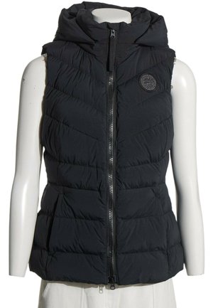 Schwarze gepolsterte ärmellose Weste mit Kapuze und Frontreißverschluss auf einem weißen Schaufenster-Torso, mit rundem Logo auf der linken Brust.