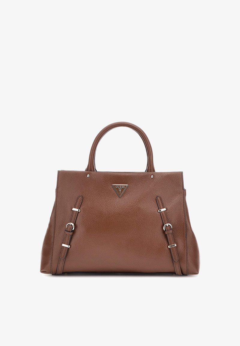 Sac à main en cuir marron texturé avec double poignée, brides à boucle argentée sur le devant et plaque triangulaire avec logo Guess au centre.