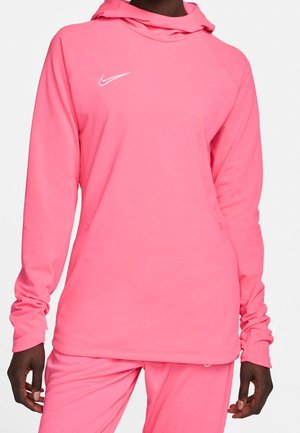 Roze hoodie met lange mouwen, gemaakt van zacht materiaal, met een voorzak, capuchon en een wit Nike-logo op de linkerkant van de borst.