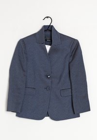 Blazer de marina con un patrón sutil, cierre de dos botones, cuello con muescas y dos bolsillos frontales, confeccionado en una tela texturizada.