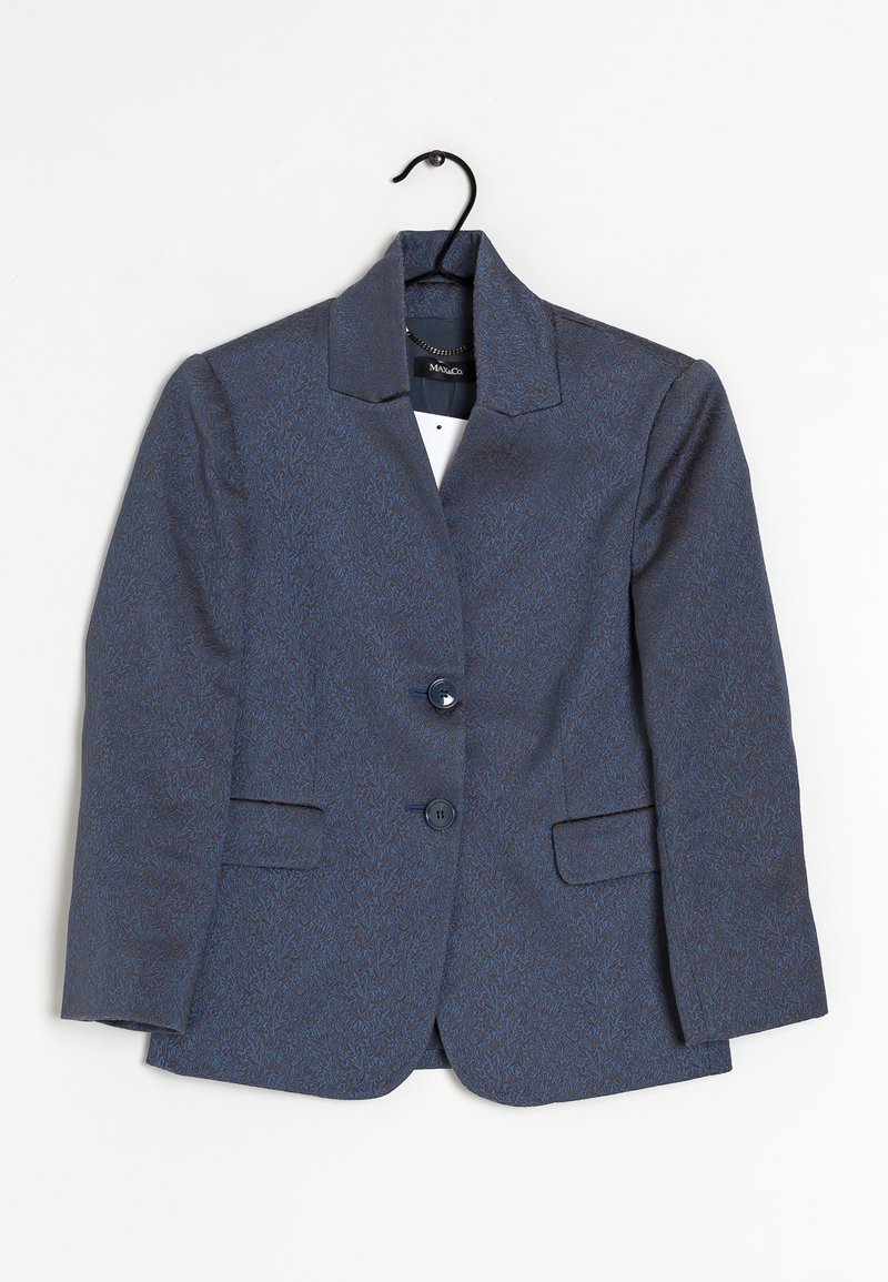 Blazer de marina con un patrón sutil, cierre de dos botones, cuello con muescas y dos bolsillos frontales, confeccionado en una tela texturizada.