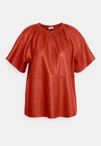 Haut rouge en cuir à manches courtes avec un col froncé, doté d'une coupe décontractée et d'une texture lisse, avec des détails de surpiqûres remarquables aux coutures.