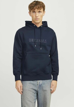 Felpa blu navy realizzata in tessuto felpato, con tasca frontale, cappuccio con cordino e scritta "ORIGINALS JACK & JONES" stampata sul petto.