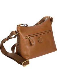 Bolso bandolera de cuero marrón con acabado texturizado, compartimento principal con cremallera, bolsillo frontal y correa ajustable con logotipo.