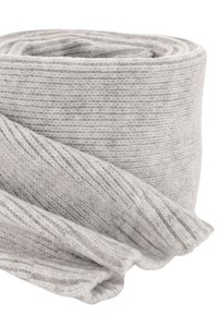 Sciarpa lavorata a maglia di un grigio chiaro, realizzata in materiale morbido, con una texture a coste e un design arrotolato, che evidenzia versatilità e calore.