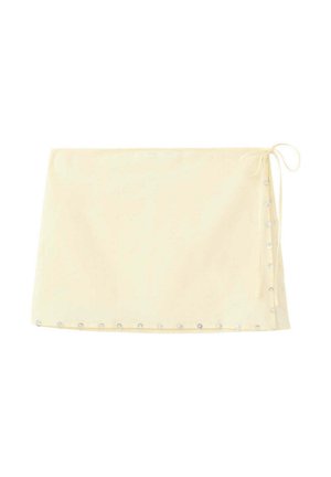 Jupe portefeuille couleur crème avec lien latéral et ornements en perles le long de l'ourlet et du bord latéral.