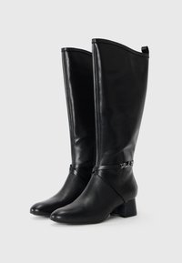 Botas de couro pretas até ao joelho com uma textura suave, bico arredondado, salto baixo em bloco e uma alça decorativa com acessórios de metal.