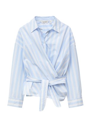 Svijetloplava i bijela prugasta bluza s dugim rukavima, preklopnog kroja s ovratnikom i pojasevima za vezanje sprijeda.