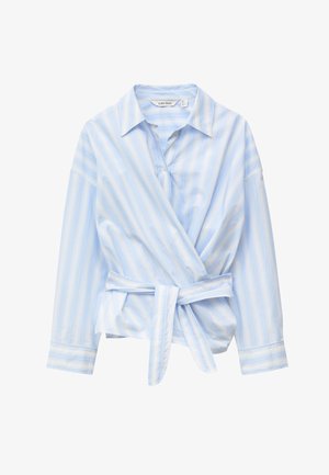 Svijetloplava i bijela prugasta bluza s dugim rukavima, preklopnog kroja s ovratnikom i pojasevima za vezanje sprijeda.