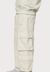 Pegador PRETO WIDE - Oldalzsebes nadrágok - dyed salty cream