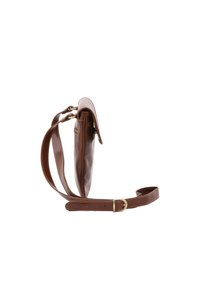 Borsa a tracolla in pelle marrone con tracolla regolabile e chiusura a pattina, mostrata di lato su sfondo bianco.