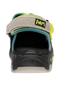 Sandale noire et grise avec une semelle texturée, présentant une sangle beige fluffy, des accents verts vifs et des fermetures ajustables.