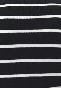 Gestrickter Stoff mit abwechselnden horizontalen Streifen in Schwarz und Weiß. Glatte Textur mit feinen Details im Strickmuster.