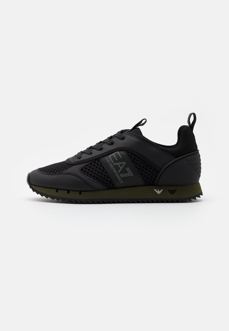 Baskets basses noires avec panneaux en mesh et synthétique, lacets à l’avant, semelle vert olive et marquage "EA7 Emporio Armani" sur le côté.